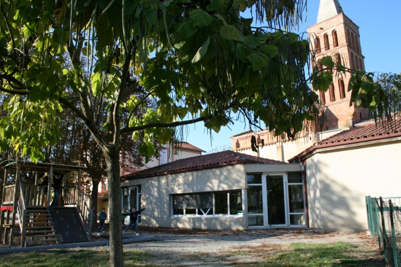 dans sa cour ombrag&eacute;e