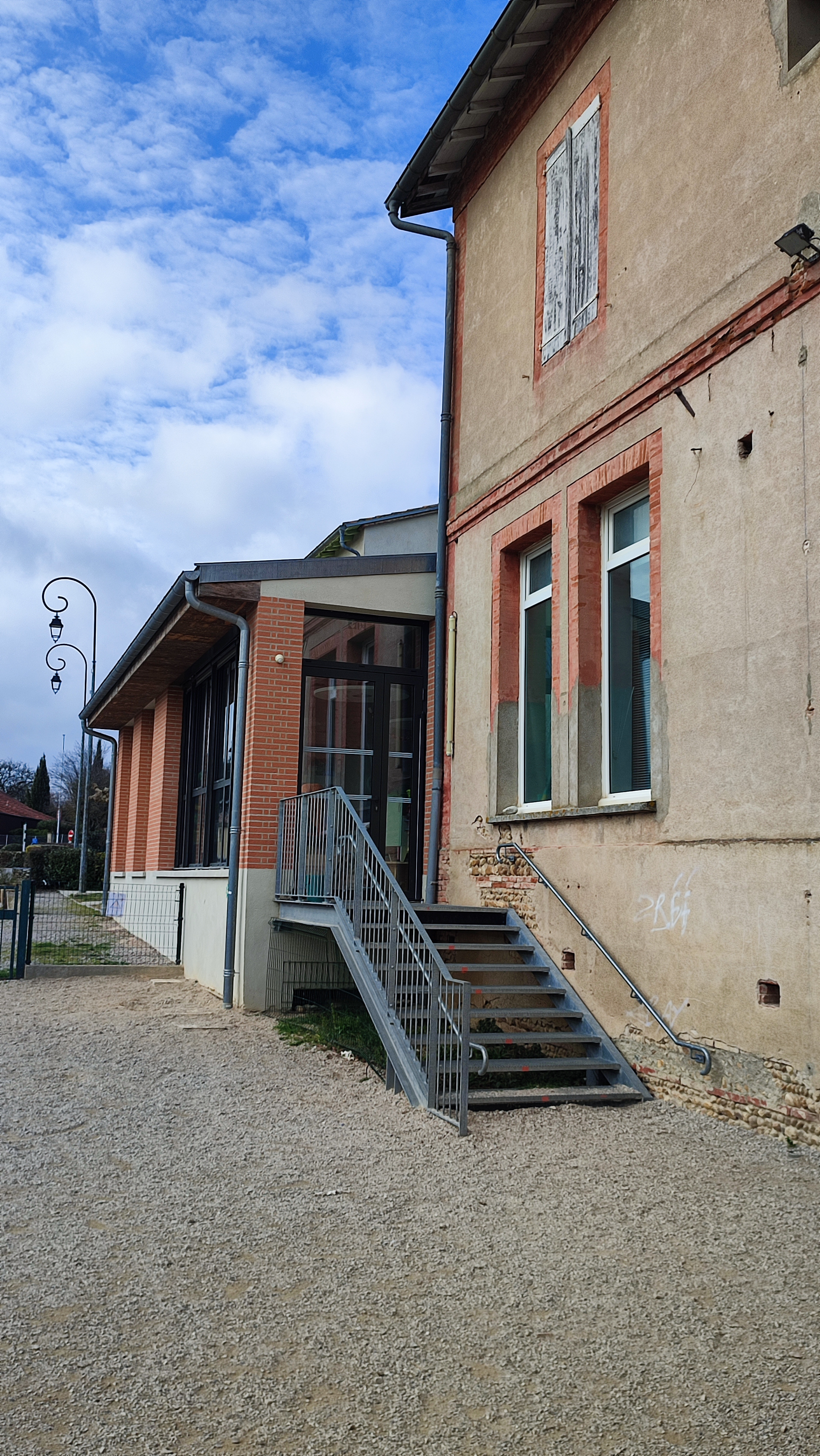 son acc&egrave;s depuis la cour de l'&eacute;cole