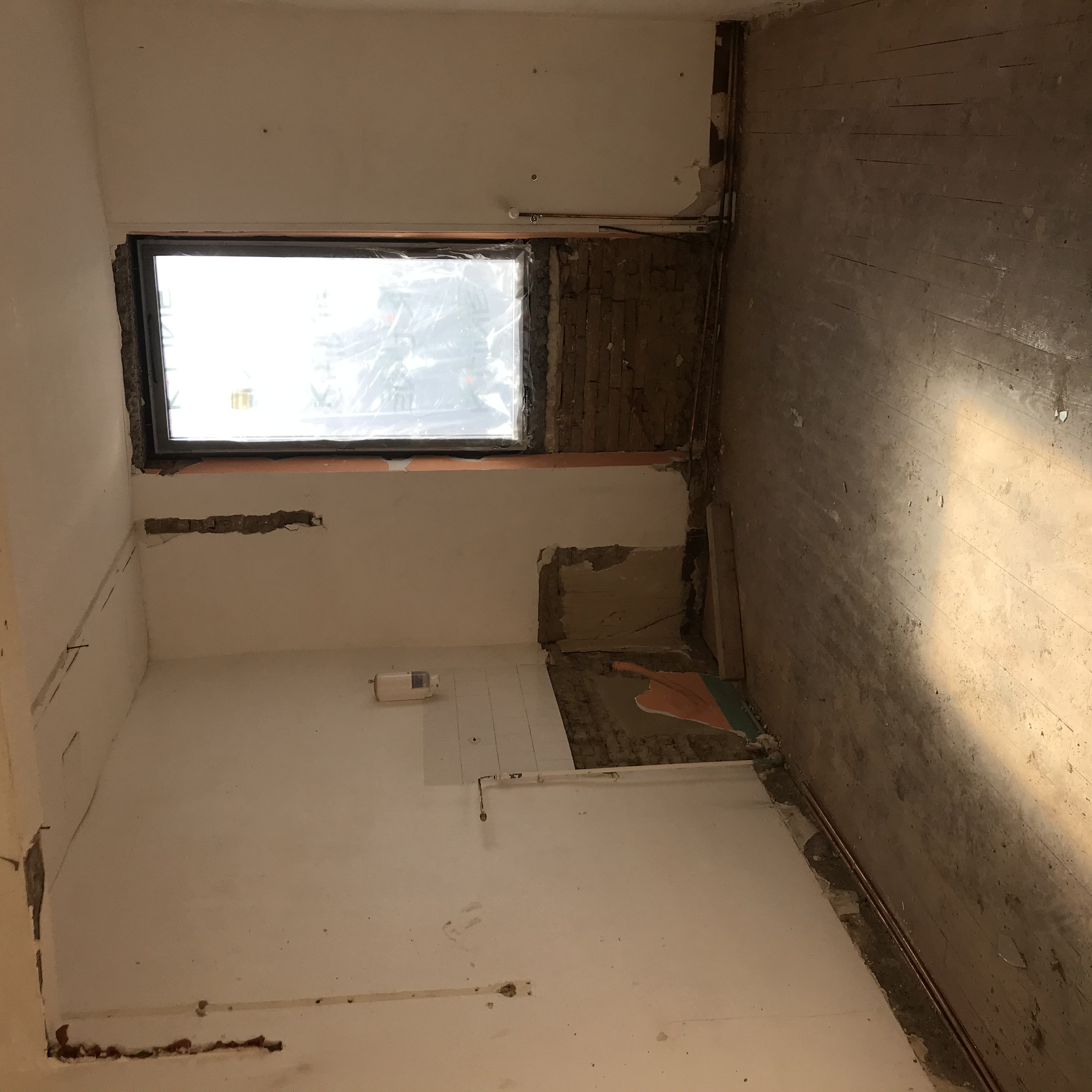 l'ancien acc&egrave;s sur l'arri&egrave;re donnant &agrave; la salle des f&ecirc;tes
