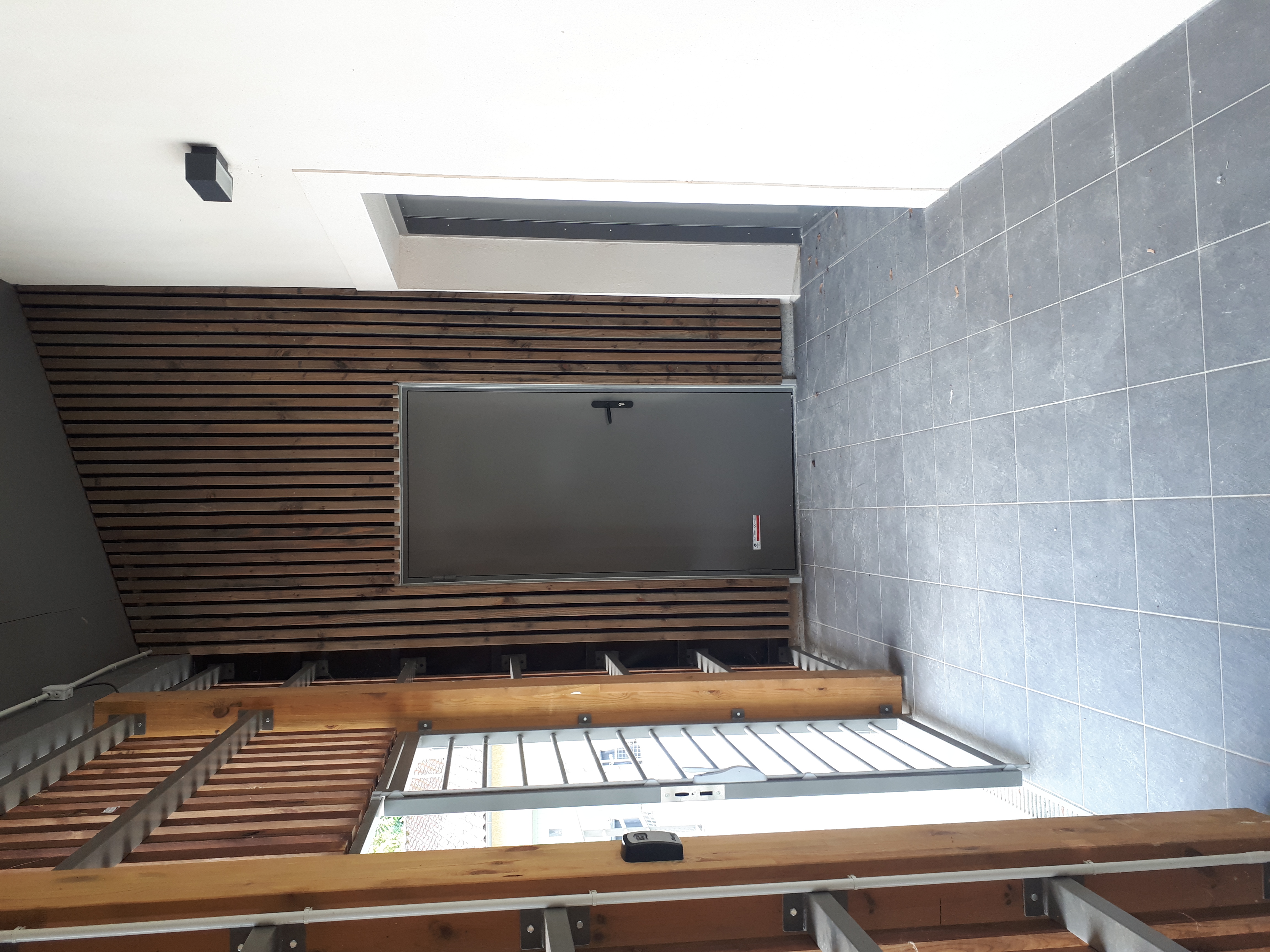 petite visite dans la salle polyvalente
ici son entr&eacute;e 