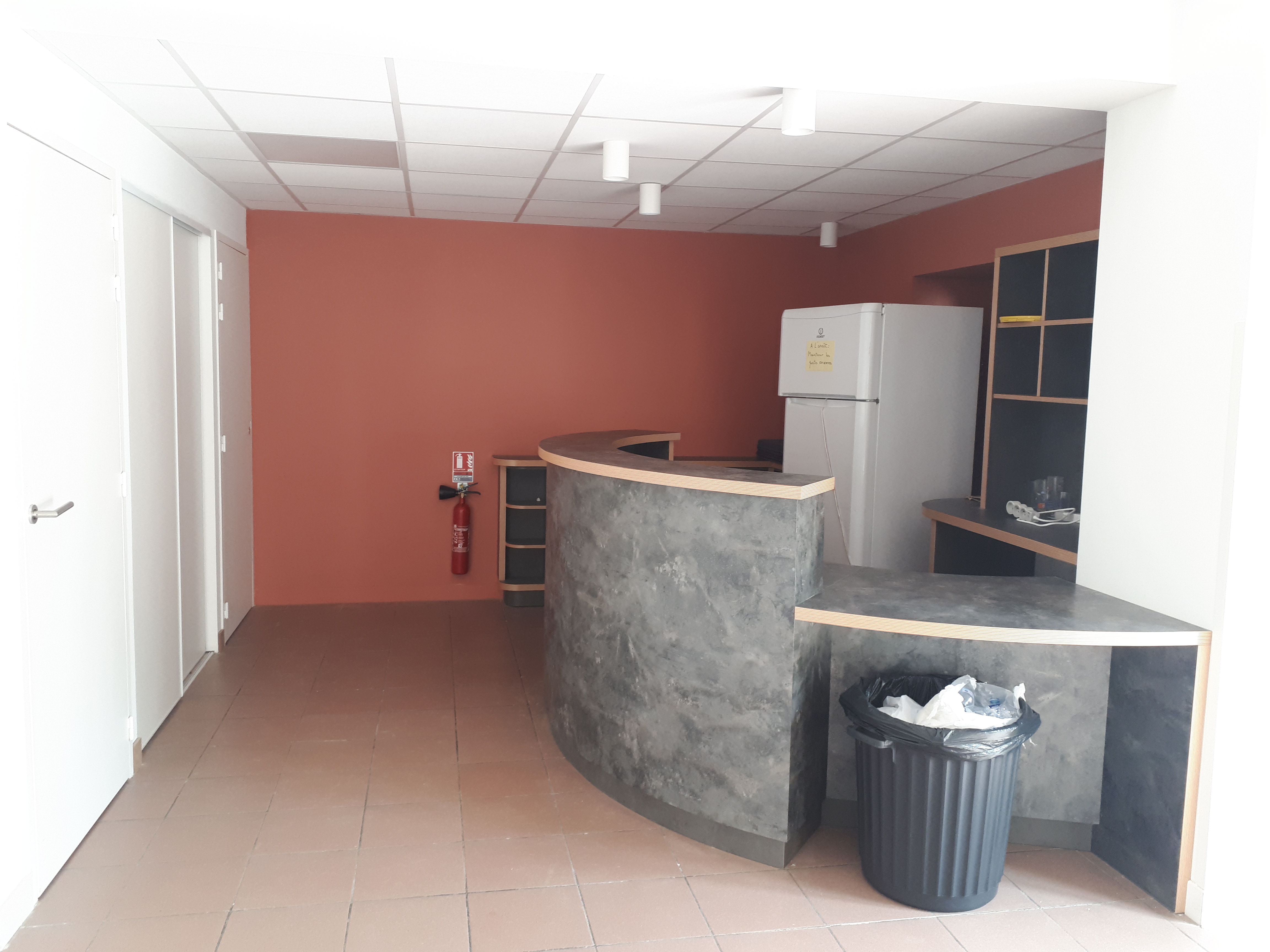 l'acc&egrave;s au bar-buvette et &agrave; l'arri&egrave;re la cuisine