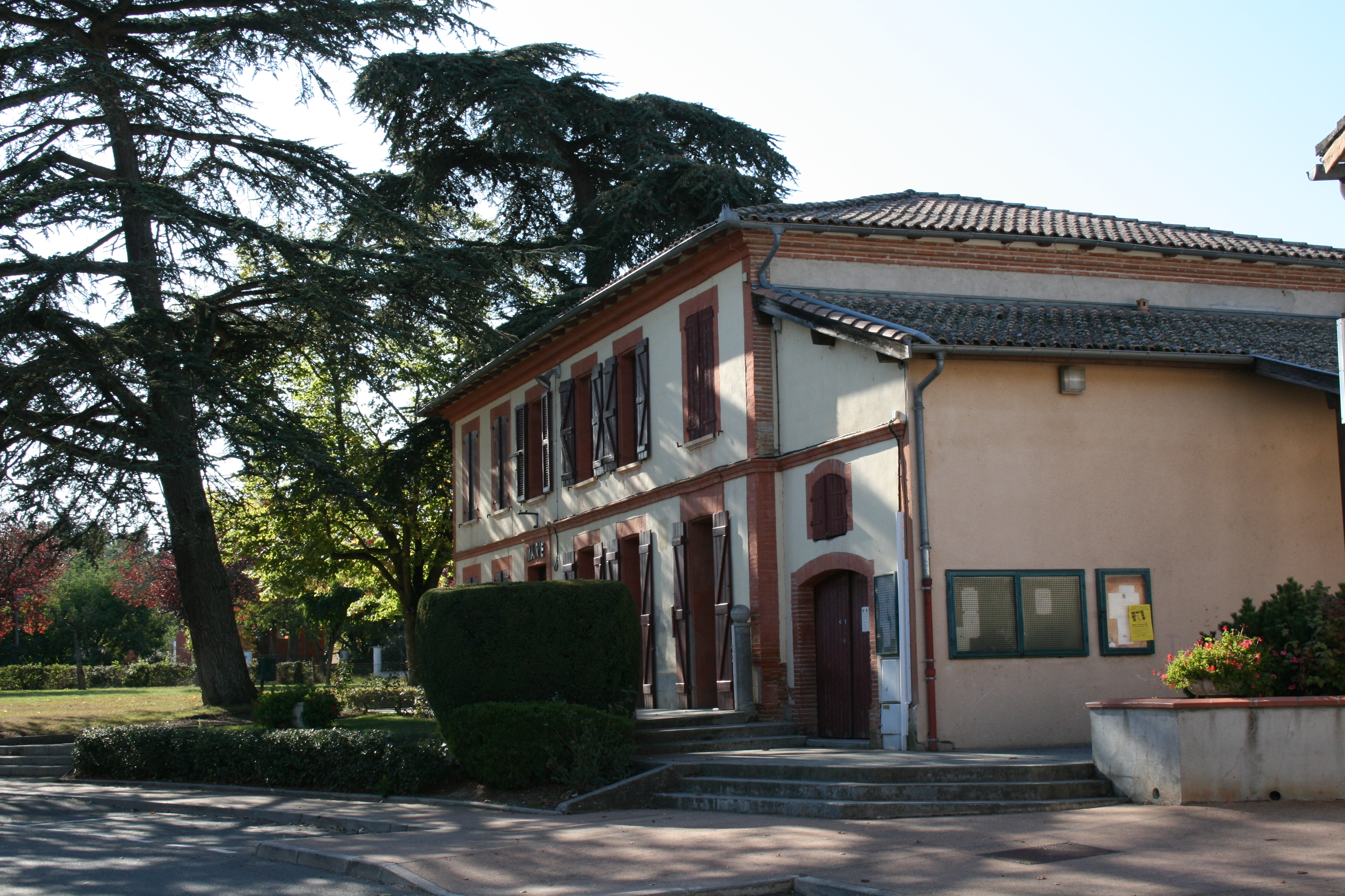 avec l'ancien d&eacute;p&ocirc;ts mat&eacute;riel