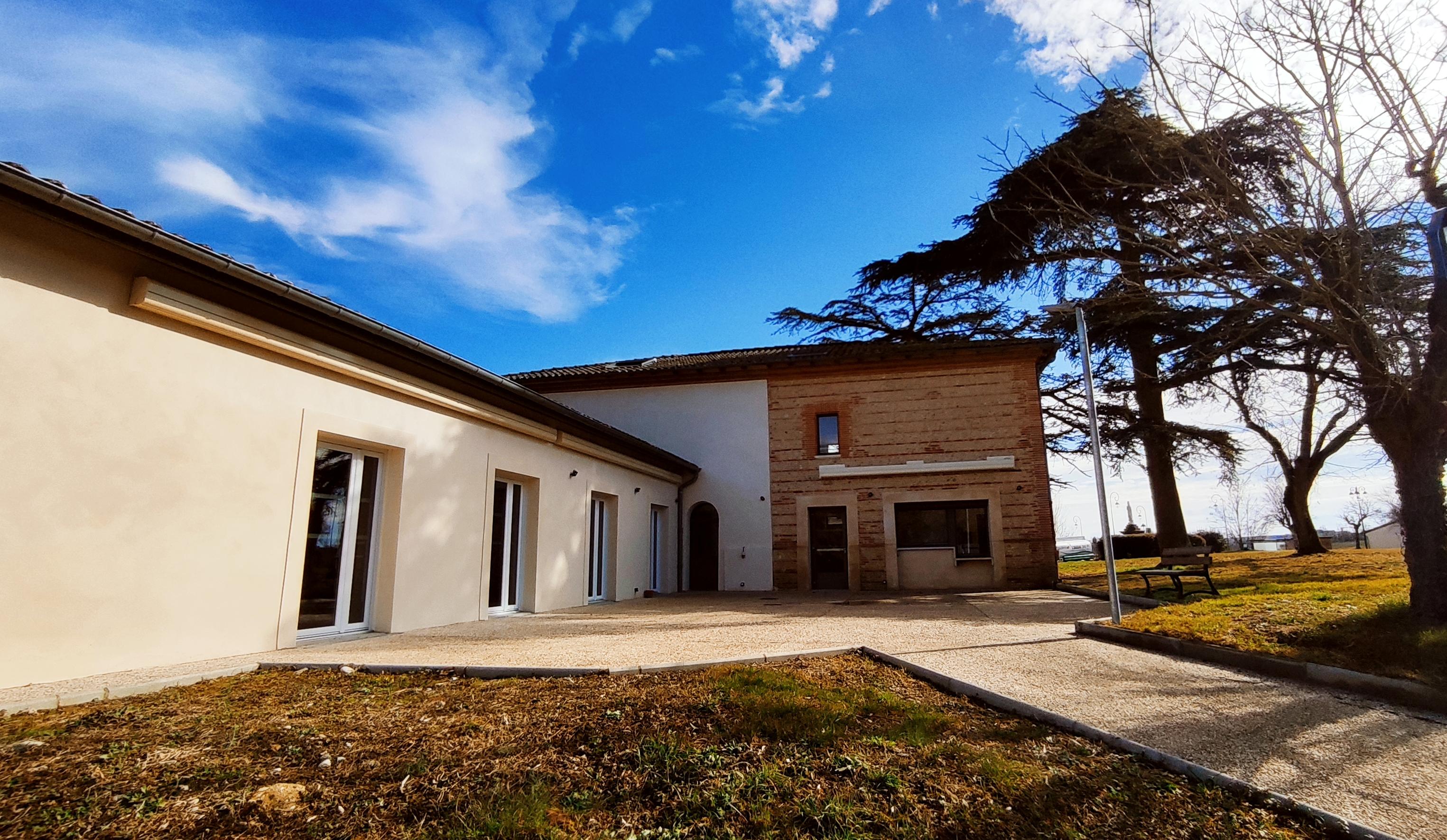 Vue arri&egrave;re salle polyvalente
acc&egrave;s pour traiteur
terrasse / buvette sur les 2 b&acirc;timents