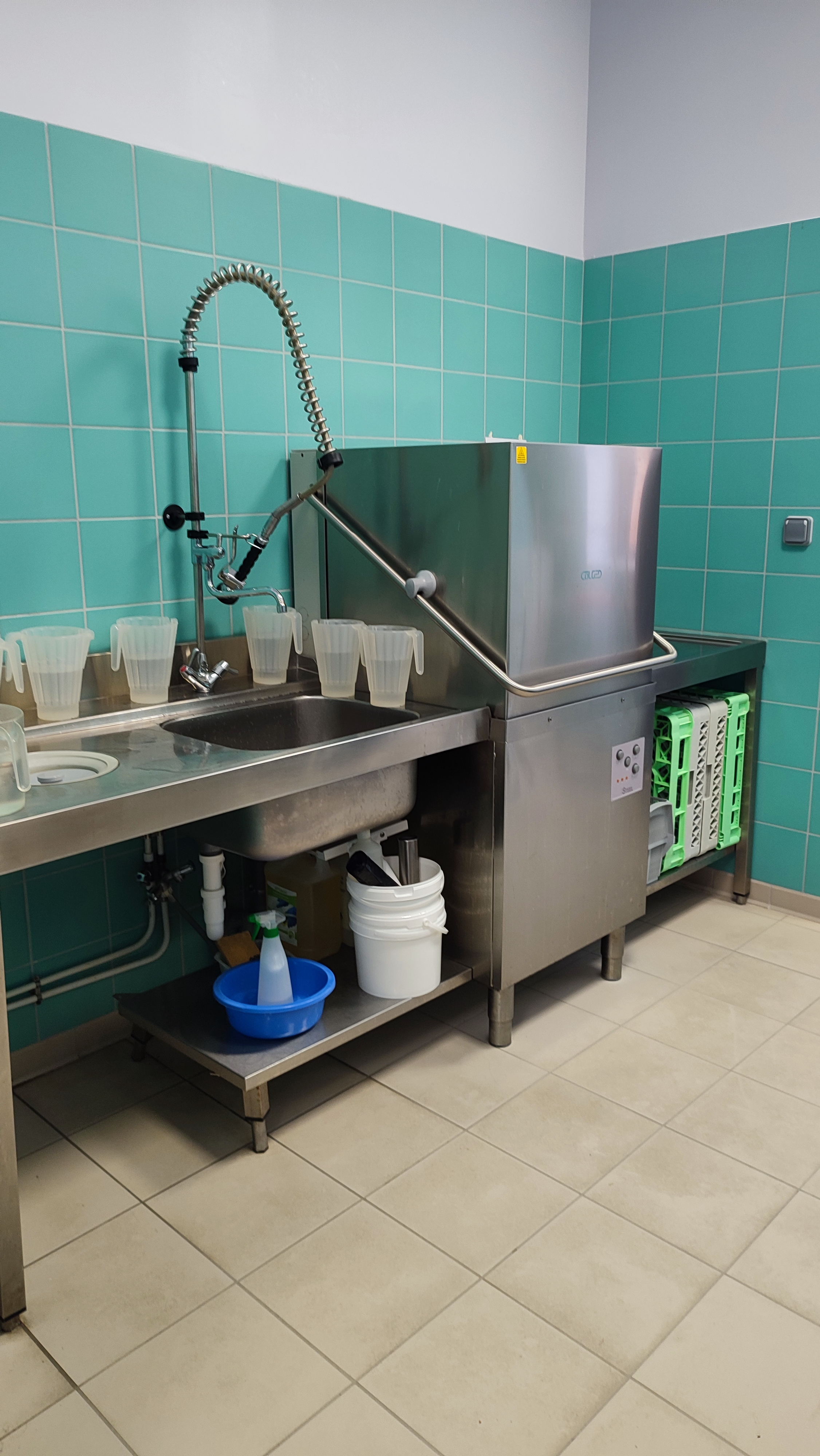 entrons dans le b&acirc;timent "cantine"
Ici la plonge