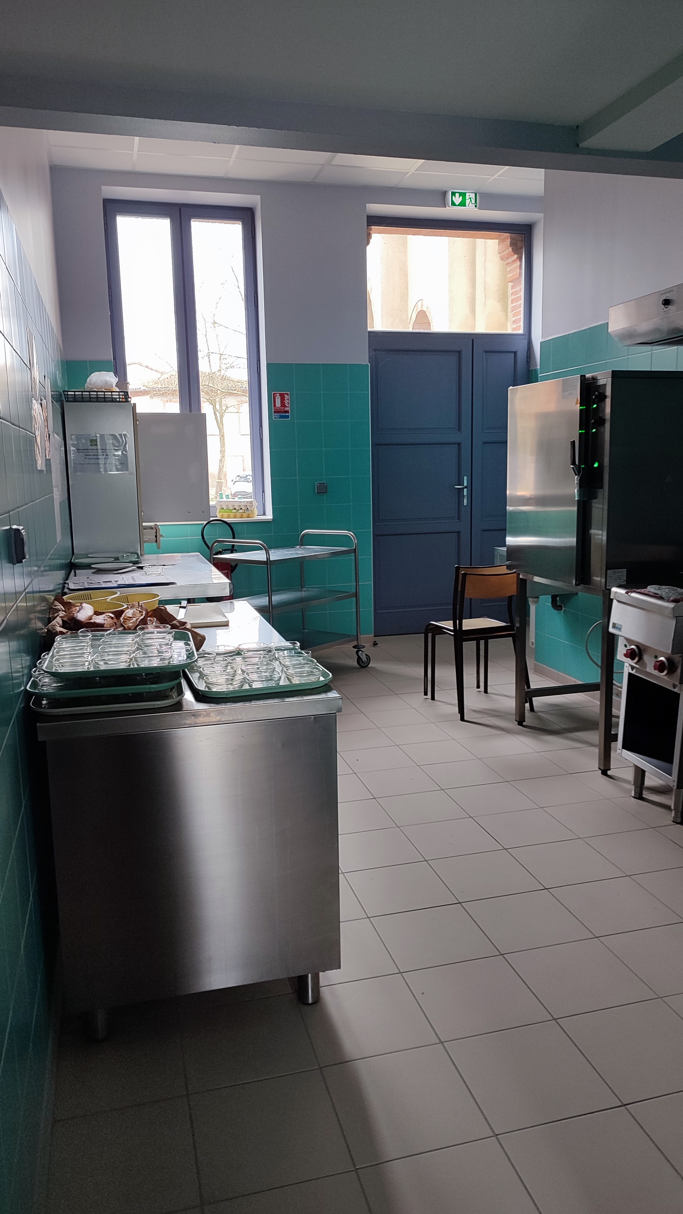 les cuisines, avec fen&ecirc;tres donnant sur l'&eacute;glise
