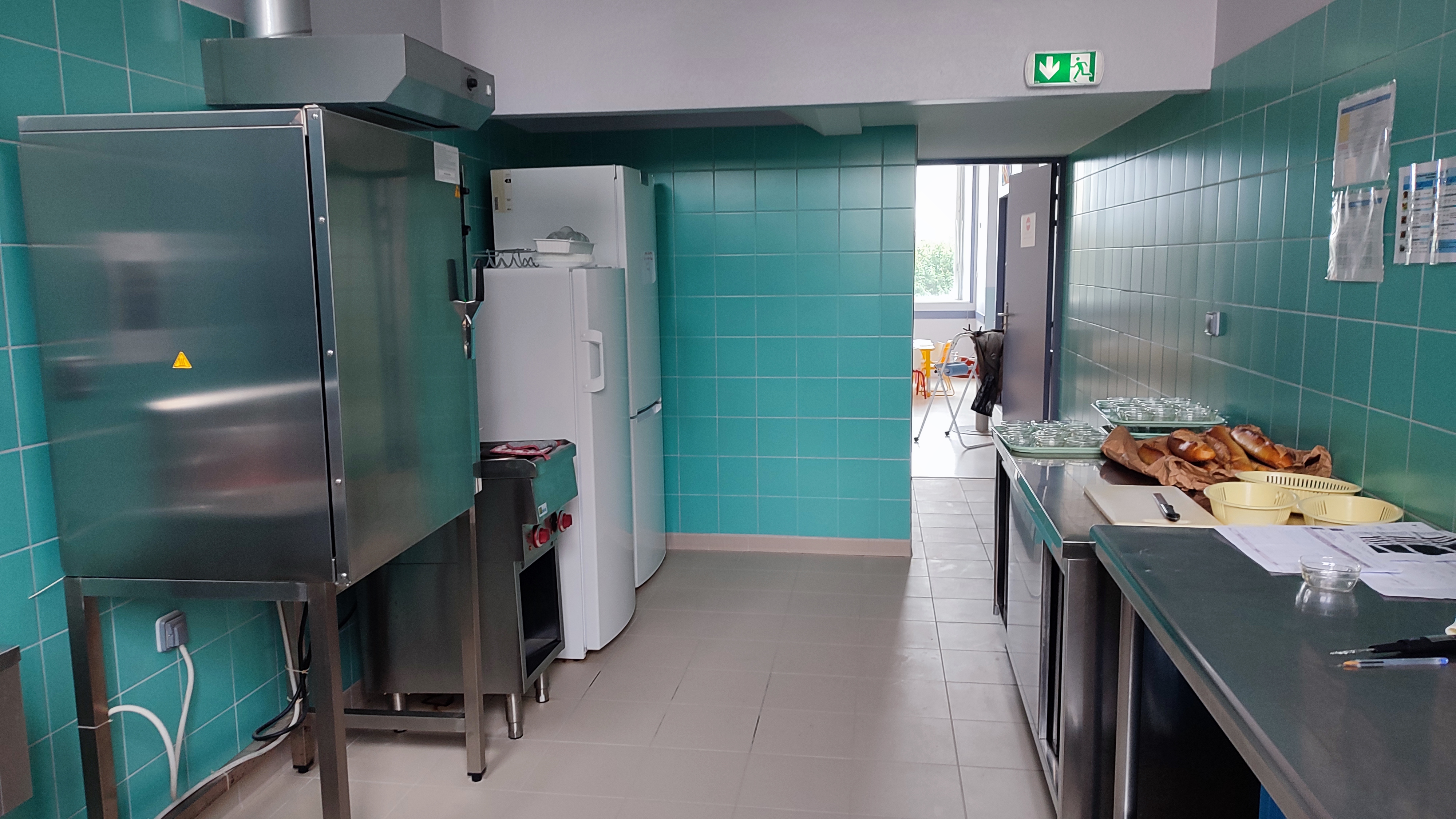 la chauffe avec sortie donnant sur la salle de restauration