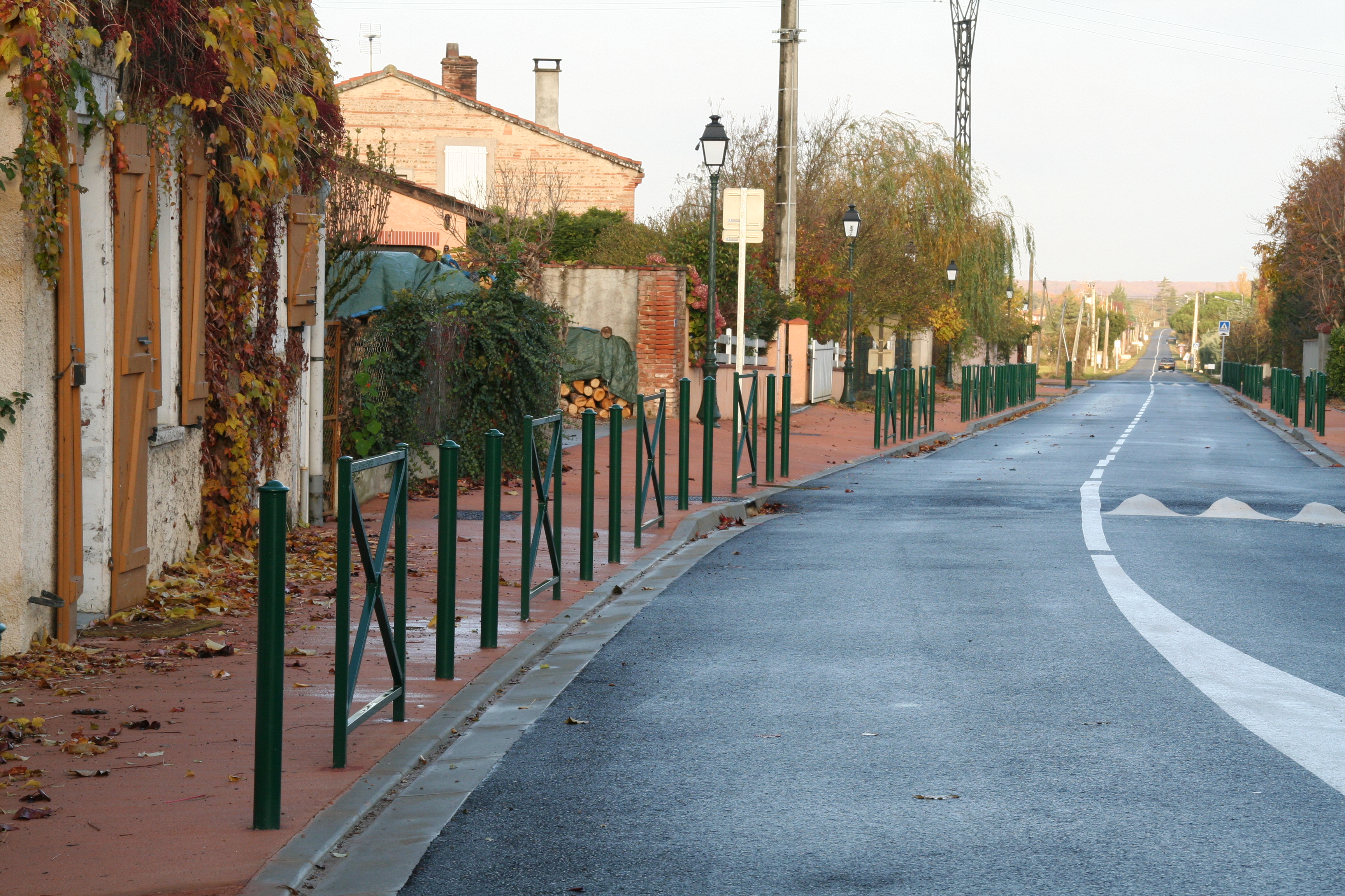 mise en s&eacute;curisation des trottoirs avec des poses de barri&egrave;res