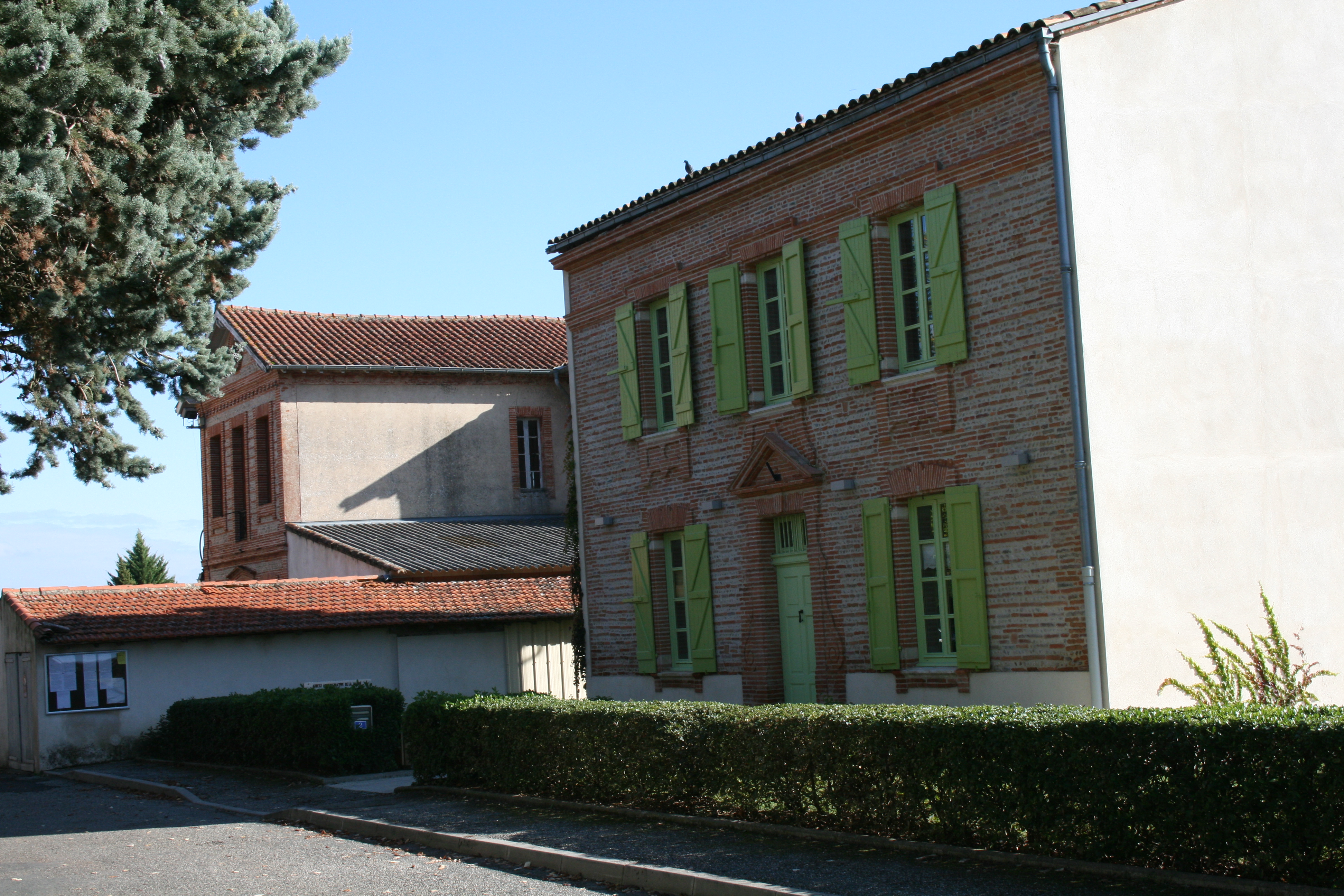 AVANT le projet de construction
on y voit l'ancien abri bus et l'ancien atelier municipal