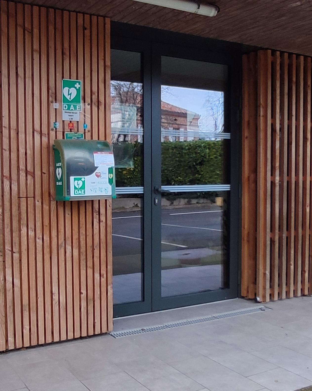 Son entr&eacute;e
avec l'emplacement du DAE (d&eacute;fibrillateur )