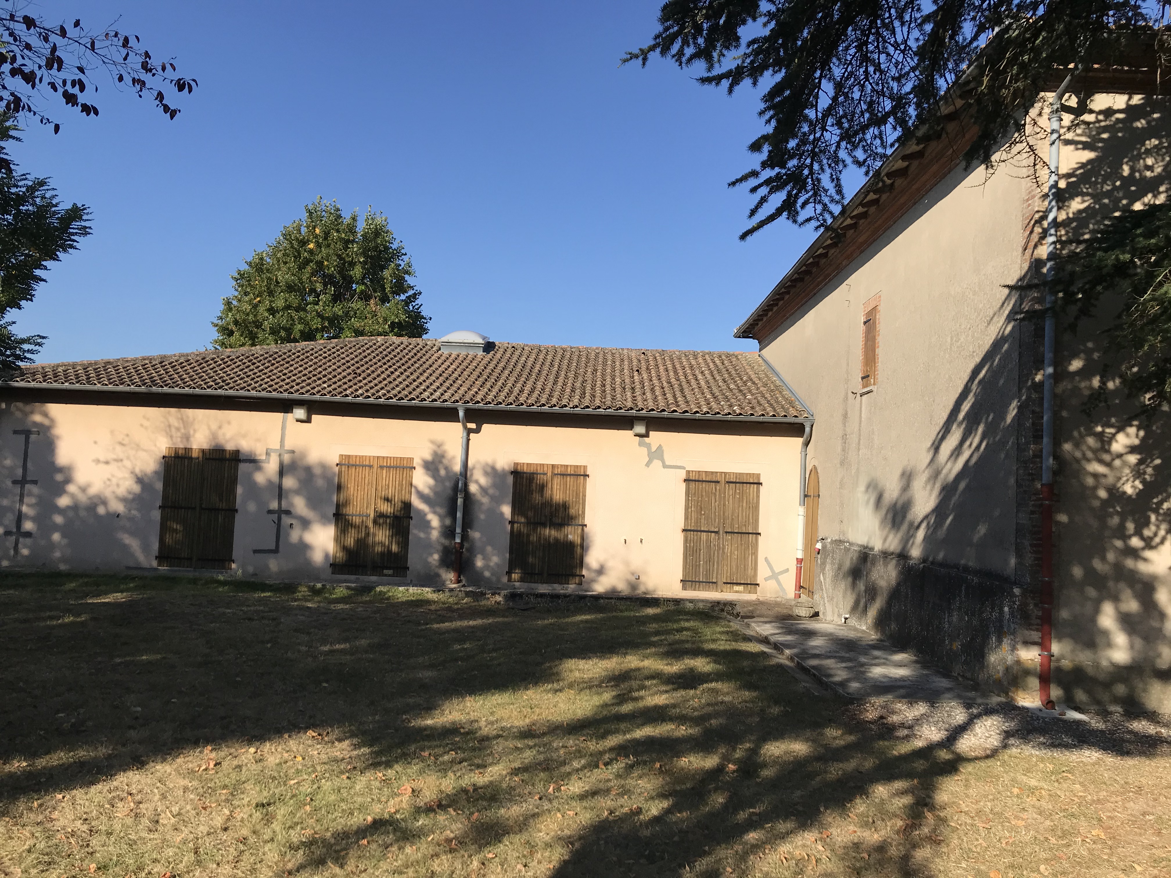 La salle des f&ecirc;tes  (salle polyvalente)  c&ocirc;t&eacute; terrasse AVANT