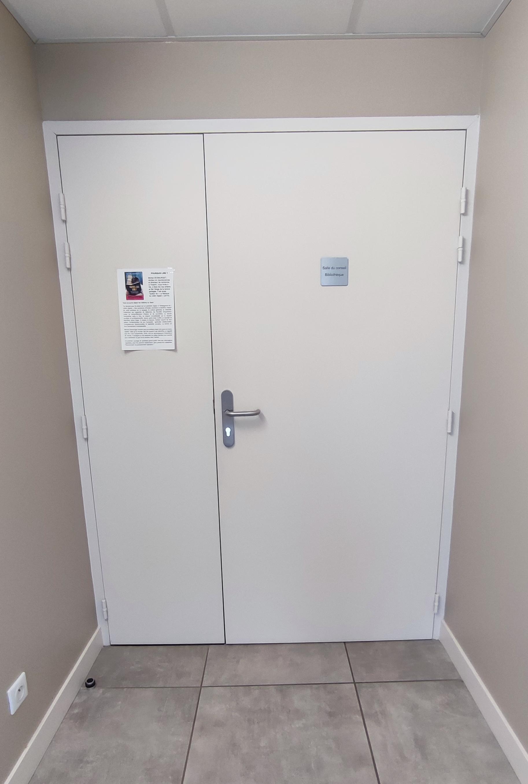 Entrons dans la salle du conseil