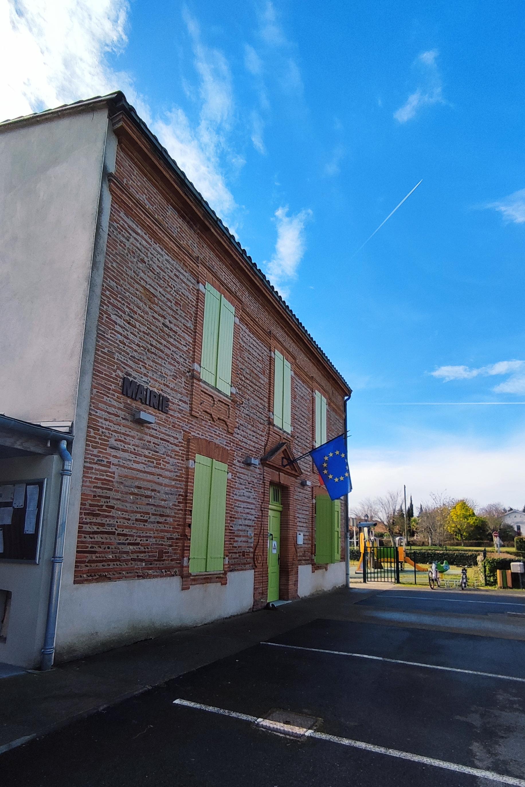 B&acirc;timent administratif MAIRIE
et l'aire de jeux