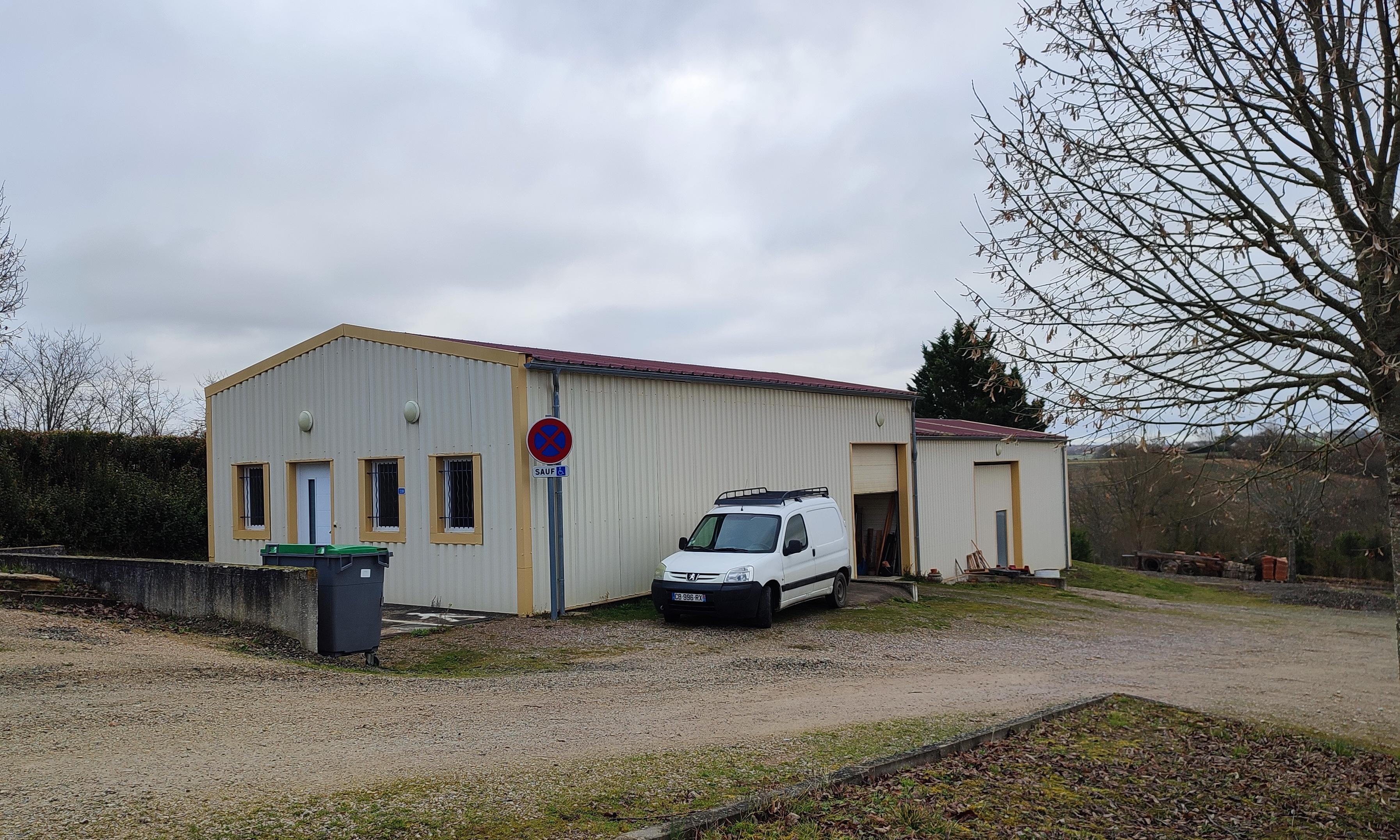 Le nouvel atelier, avec une partie atelier, et une partie salle du personnel / bureau