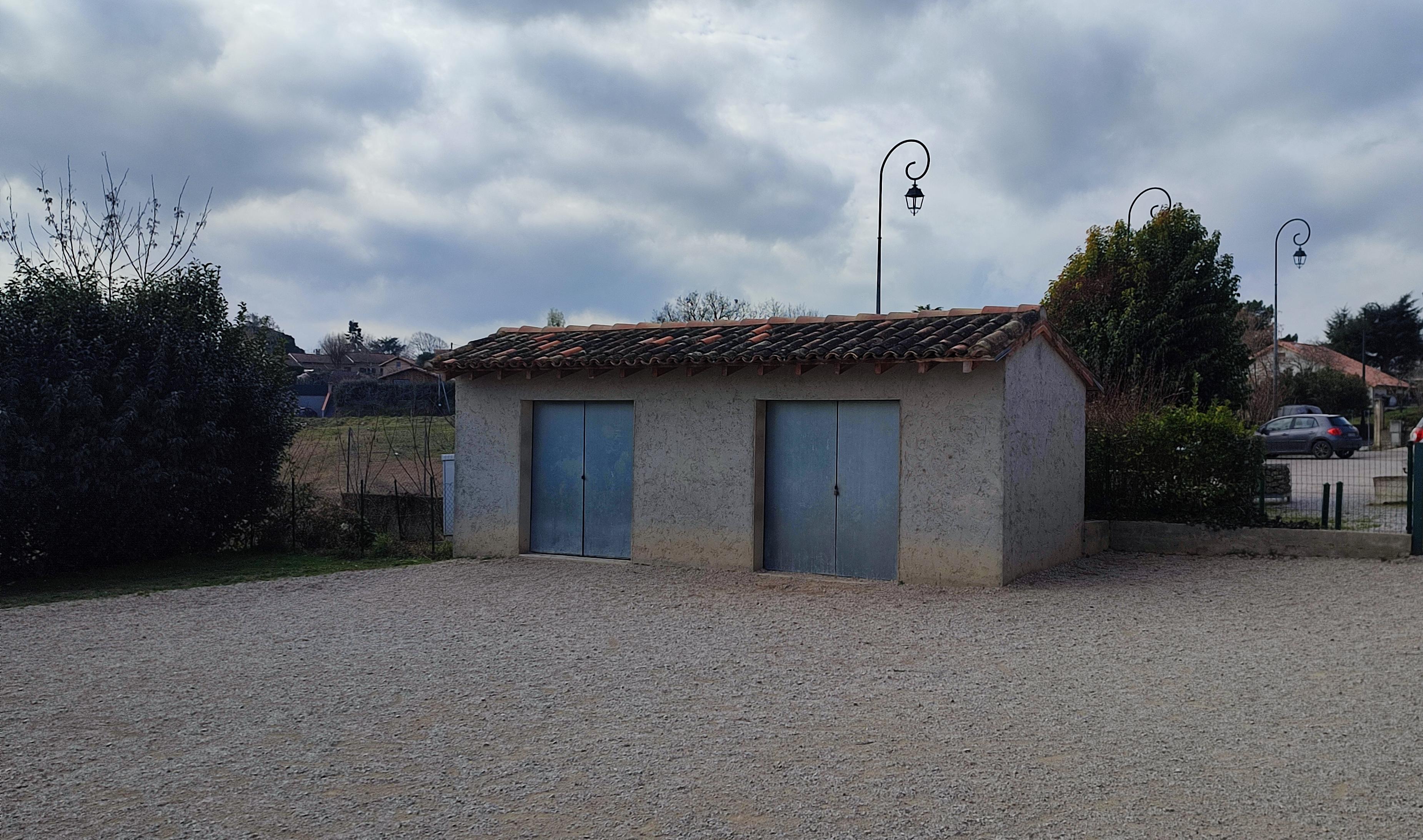 Construction d'un garage &agrave; v&eacute;los, rangement mat&eacute;riel de l'&eacute;cole