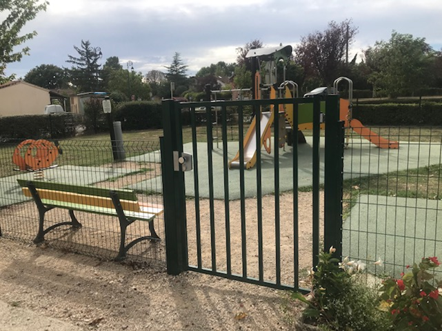 L'aire de jeux de la mairie (nomm&eacute; Tolosan), pour la sortie des maternelles
Portillon s&eacute;curis&eacute;