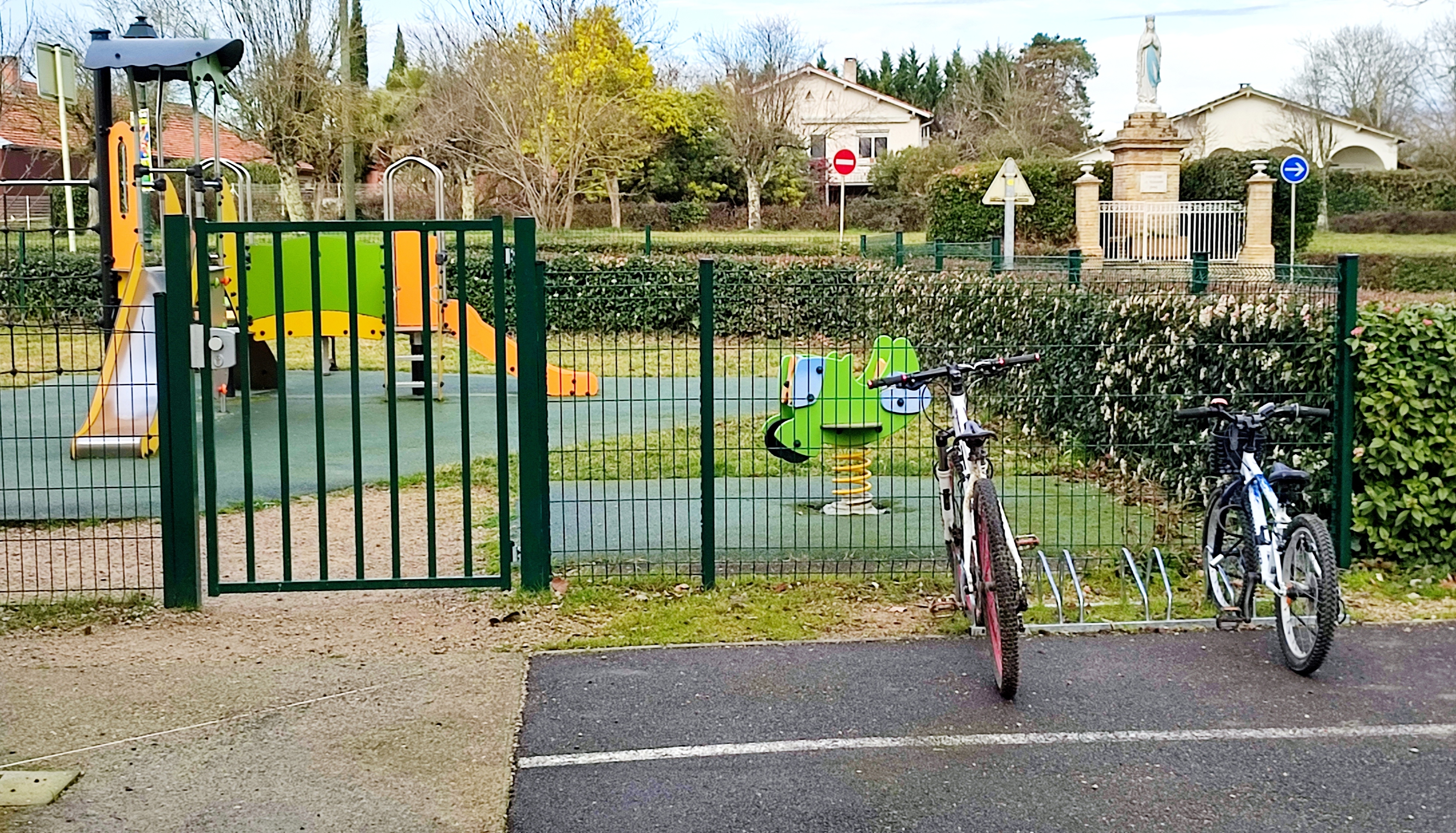 la mise en place d'un emplacement "parking" v&eacute;los