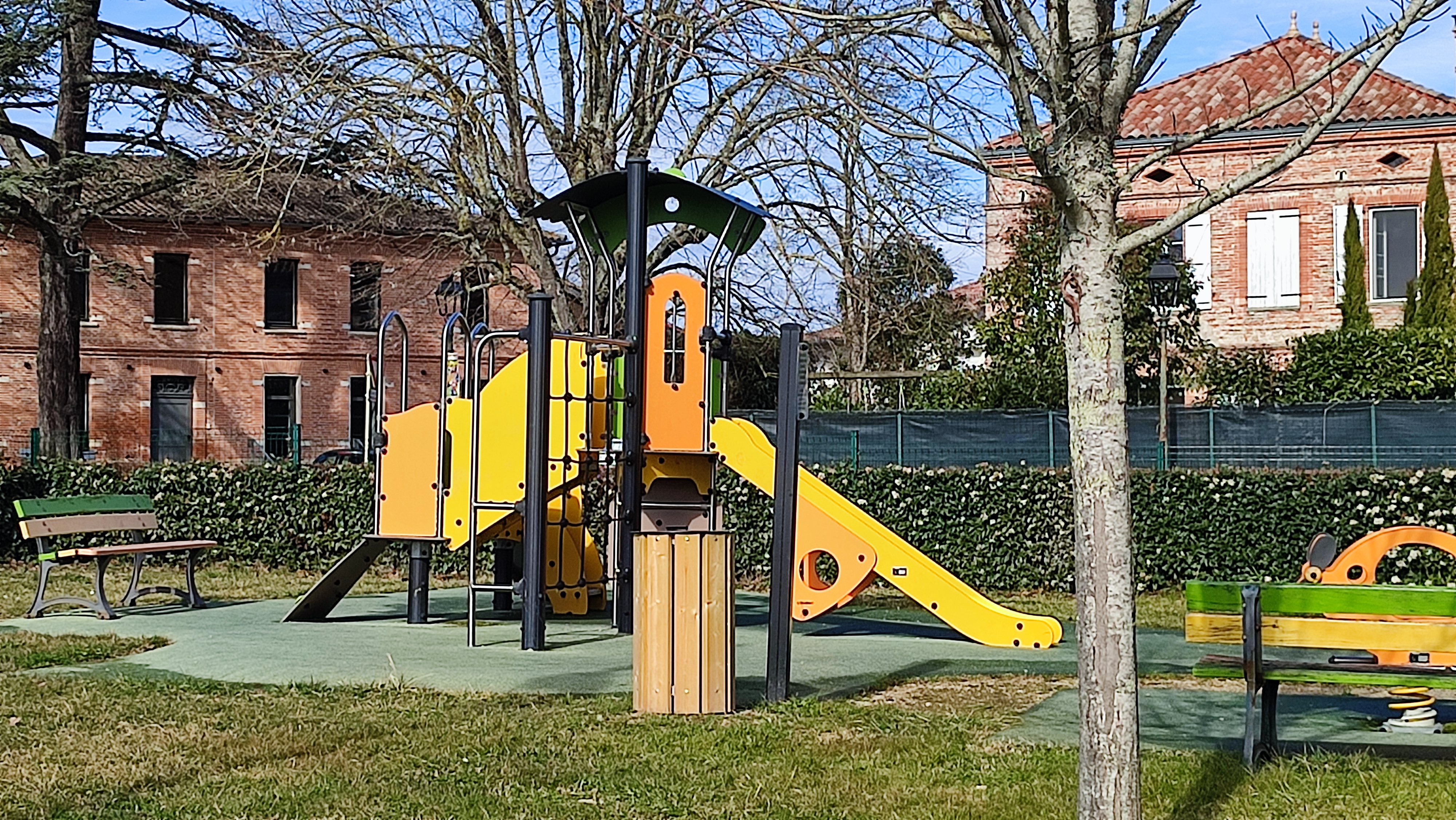 en arri&egrave;re plan la maison des associations