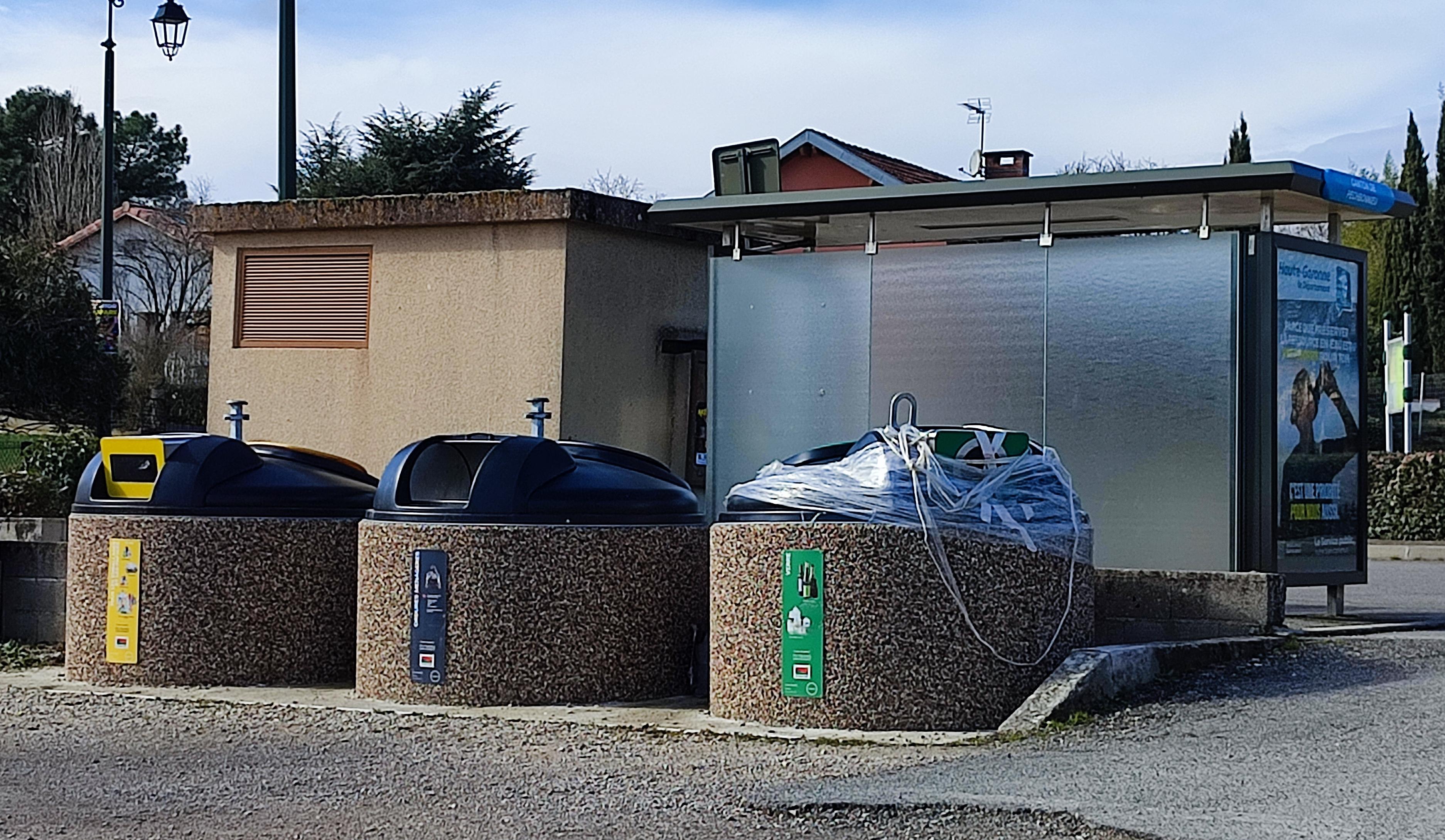 Mise en place des containers "tri s&eacute;lectif" enterr&eacute;s
